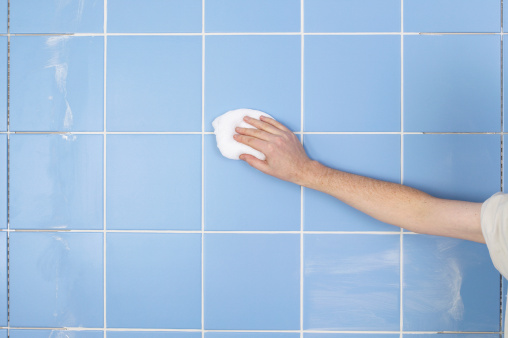 técnica limpiará los azulejos del baño